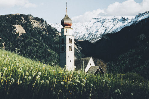 Обои на рабочий стол Церквушка на фоне гор, фотограф Daniel Casson