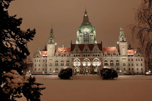 Обои на рабочий стол Вид зимой на Neues Rathaus, Hannover, Germany / Новая Ратуша, Ганновер, Германия