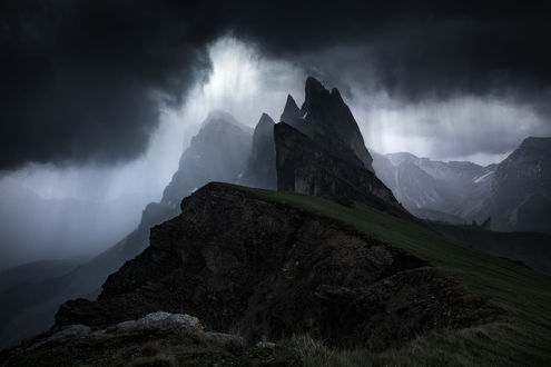 Обои на рабочий стол Мрачные тучи над вершинами гор, фотограф Julien Delaval