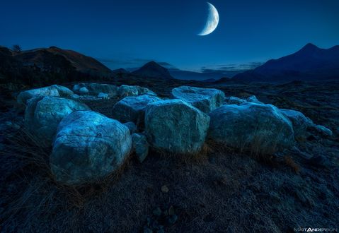 Обои на рабочий стол Ночное небо с луной над Sligachan, Scotland / Слигачаном, Шотландия, фотограф Matt Anderson