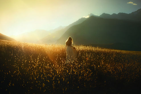 Обои на рабочий стол Девушка в долине, Peru / Перу, фотограф TJ Drysdale