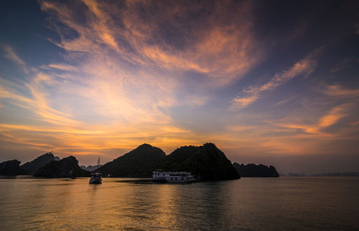 Обои на рабочий стол Великолепный закат в заливе Halong Bay / Халонг, фотограф Quang Le