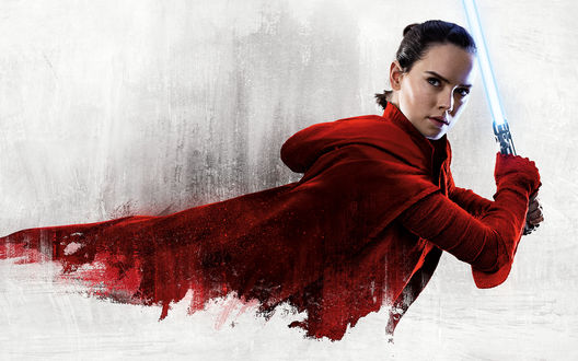 Обои на рабочий стол Daisy Isobel Ridley / Дэйзи Изобель Ридли в красном одеянии, держит в руках джедайский меч, из кинофильма Star Wars: The Last Jedi / Звездные войны: Последние Джедаи
