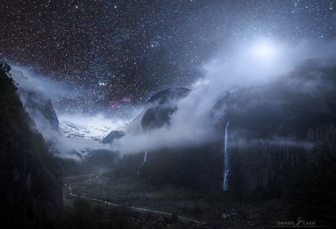 Обои на рабочий стол Горы под ночным звездным небом в долине Rivendell / Ривенделл, фотограф Daniel Laan