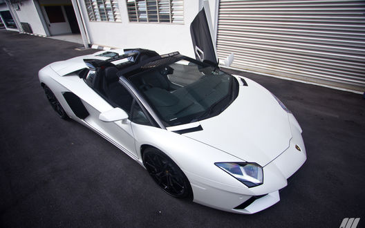Обои на рабочий стол Lamborghini / Ламборджини aventador возле гаража