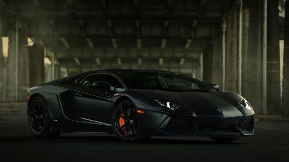Обои на рабочий стол Черный lamborghini / Ламборджини на парковке