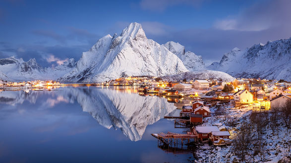 Обои на рабочий стол Небольшая деревня Reine / Рейне на Lofoten Islands, Norway / Лофотенских островах, Норвегия, фотограф Raphael Messmer