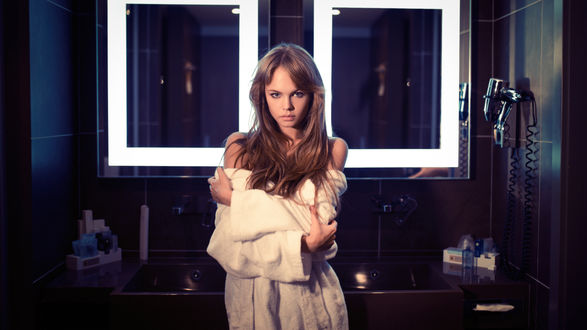 Обои на рабочий стол Модель Anastasia Scheglova / Анастасия Щеглова в ванной комнате, фотограф Maksim Makeev
