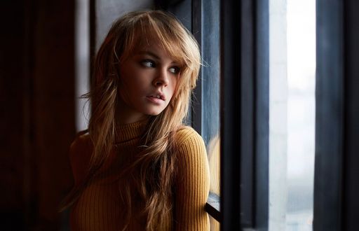Обои на рабочий стол Модель Anastasia Scheglova / Анастасия Щеглова стоит у окна, фотограф Maxim Sokolov