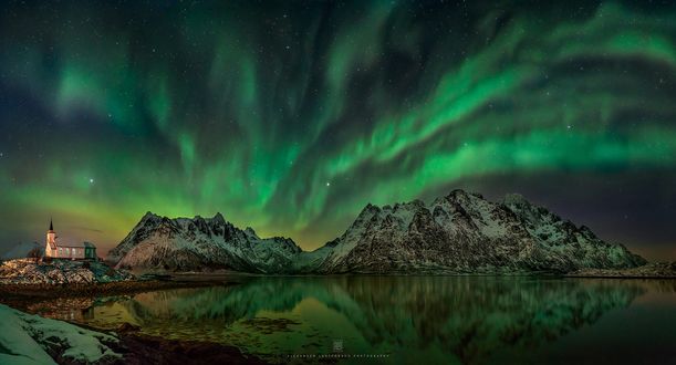 Обои на рабочий стол Северные сияния над горами Lofoten, Norway / Лофотена, Норвегия, фотограф Alexander Lauterbach