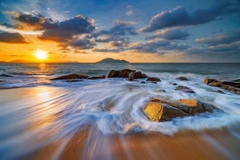 Обои на рабочий стол Закат на Kura-Kura Beach, Bengkayang, West Borneo, Indonesia / Кура-Кура Бич, Бенгкаян, Вест-Борнео, Индонезия, фотограф Frumensius Dominggo
