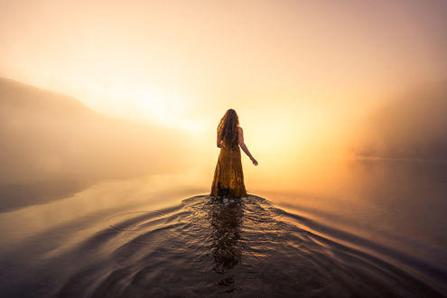 Обои на рабочий стол Девушка в длинном платье стоит в воде, фотограф Lizzy Gadd