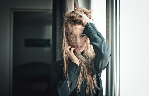 Обои на рабочий стол Модель Natalia Ostrofsky держит руку на голове, фотограф Camille Marotte