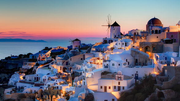 Обои на рабочий стол Курорт Ия вечером, остров Санторини, Греция / Santorini, Greece