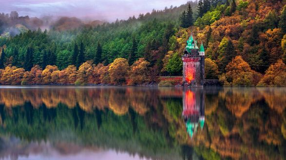 Обои на рабочий стол Небольшой замок на берегу озера Vyrnwy in Powys, Wales / Вирнви в Повисе, Уэльс