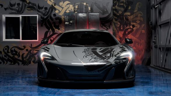 Обои на рабочий стол Разрисованный McLaren в разрисованном гараже