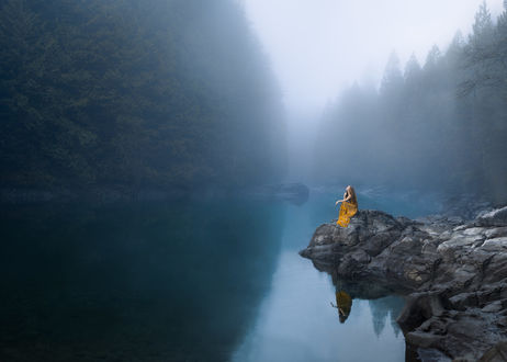 Обои на рабочий стол Девушка сидит на камнях у озера, фотограф Lizzy Gadd