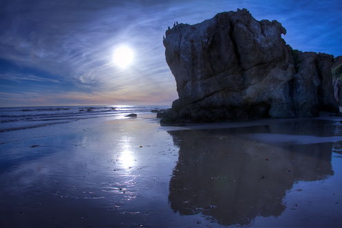 Обои на рабочий стол Закат над скалой пляжа El Matador beach, Malibu, California, USA / Эль Матадор в Малибу, штат Калифорния, США