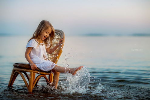 Фотосессия на стуле в воде