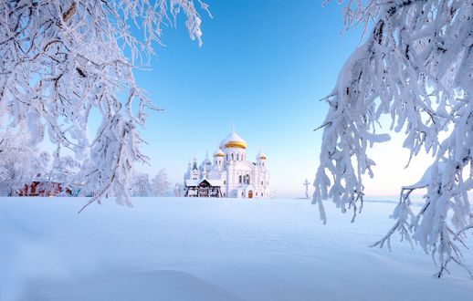 Обои на рабочий стол Белогорский монастырь на фоне неба зимой, Пермский край, Россия