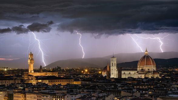 Обои на рабочий стол Гроза над Florence / Флоренцией