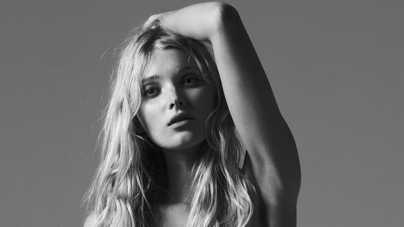 Обои на рабочий стол Модель Elsa Hosk держит руку на голове