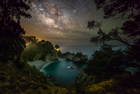 Обои на рабочий стол Работа Галактика приливного водопада на McWay Falls / водопадах Мак-Уэй, California / Калифорния, фотограф Ed Francisco
