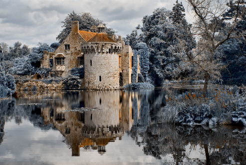 Обои на рабочий стол Старинный Scotney Castle / Замок Скотни, у реки Bewl in Kent, England / Беул в Кенте, Англия морозным днем