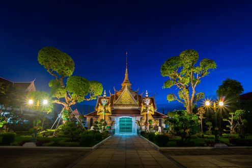 Обои на рабочий стол Ночной вид на буддийский храм в Bangkok, Thailand / Бангкок, Таиланд