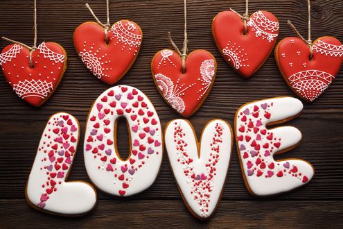 Обои на рабочий стол Сердечки и надпись LOVE из имбирного печенья