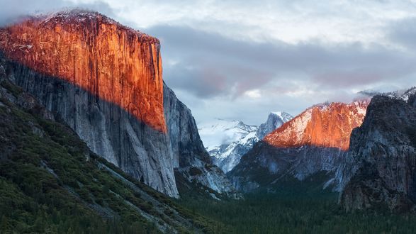 Обои на рабочий стол Вид на гору Эль-Капитан / El Capitan под облачным небом в национальном парке Йосемити / Yosemite, штат Калифорния / California, США / USA