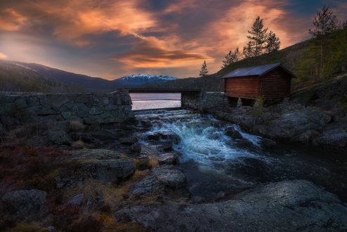 Обои на рабочий стол Мост через реку и домик у реки, Norway / Норвегия, фотограф Ole Henrik Skjelstad