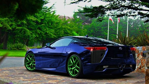 Обои на рабочий стол Синий Lexus LFA на фоне городского пейзажа