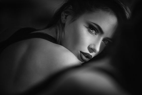 Обои на рабочий стол Пристальный взгляд девушки, фотограф Joachim Bergauer