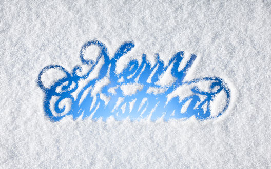 Обои на рабочий стол Голубая надпись Merry Christmas / Счастливого Рождества на фоне белого снега