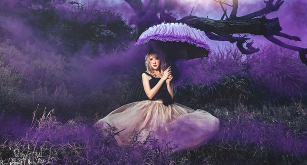 Обои на рабочий стол Девушка с зонтом в окружении сиреневого тумана, by Wayne Photography