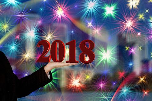 Обои на рабочий стол На руке цифры 2018 на фоне салюта
