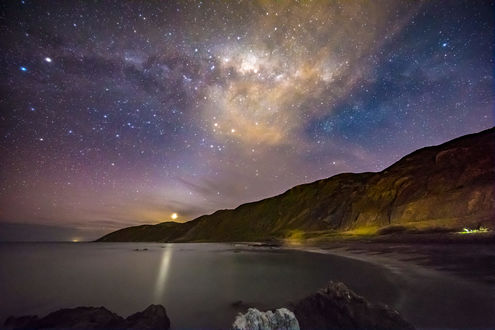 Обои на рабочий стол Звездная ночь над Red Rocks Reserve in Wellington New Zealand / в заповеднике Красных скал в Веллингтоне Новая Зеландия, фотограф MichaelJordanoff