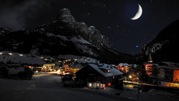 Обои на рабочий стол Звездная зимняя ночь над горной деревней, Alps, Italy / Альпы, Италия
