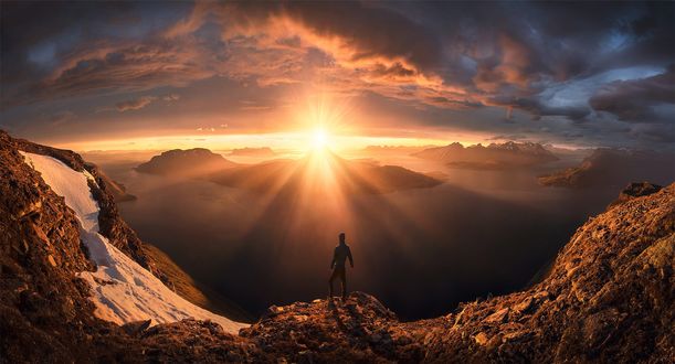 Обои на рабочий стол Мужчина стоит на фоне яркого заката, фотограф Max Rive