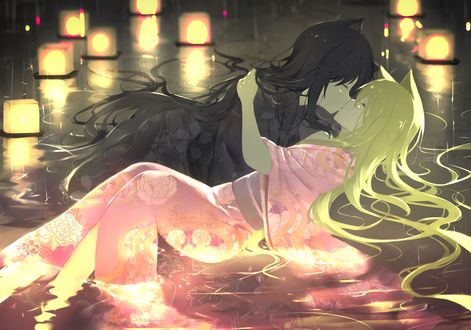 Обои на рабочий стол Две Neko girl / неко-девочки в кимоно целуются, лежа в воде, ночью среди фонариков
