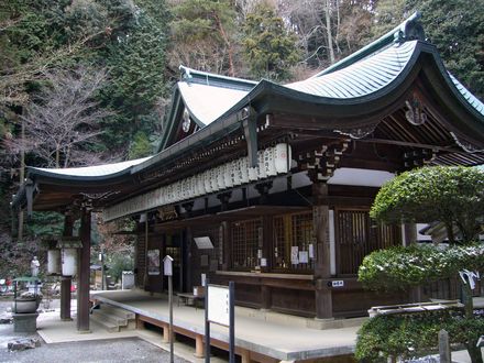 Обои на рабочий стол Буддийский храм среди деревьев, Япония / Japan