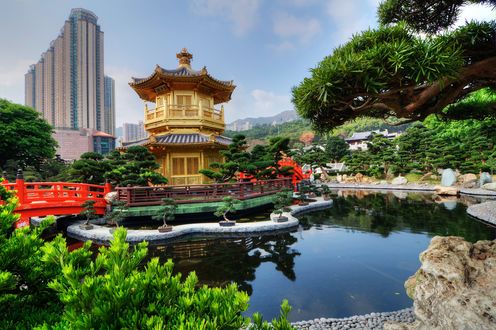 Обои на рабочий стол Nan-Lian Garden, золотая пагода у пруда на фоне небоскреба в Hong Kong / Гон-Конг, China / Китай