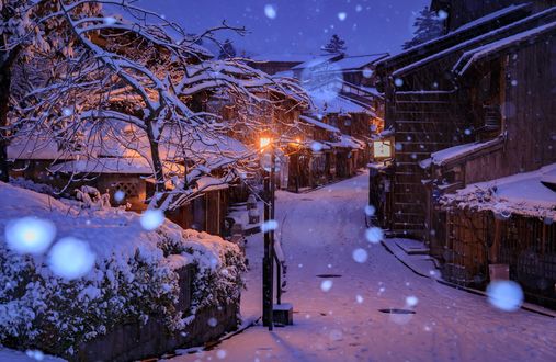 Обои на рабочий стол Ночная улочка старого Kyoto / Киото во время снегопада, Japan / Япония
