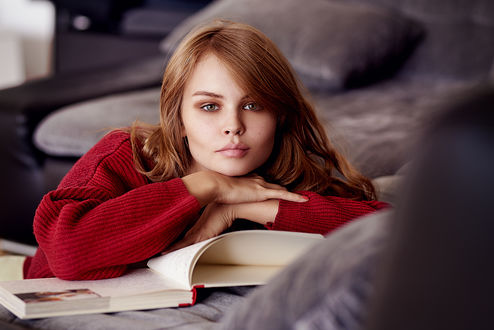 Обои на рабочий стол Модель Anastasia Scheglova / Анастасия Щеглова с книгой