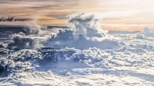Обои на рабочий стол Вулкан Килиманджаро / Kilimanjaro среди облаков, Танзания / Tanzania, фотограф Cyril Blanchard