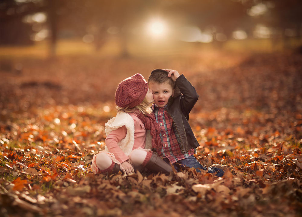 Обои для рабочего стола Осенний детский поцелуй, фотограф Jake Olson