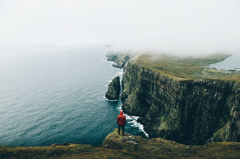 Обои для рабочего стола Парень любуется природными просторами, фотограф Daniel Casson