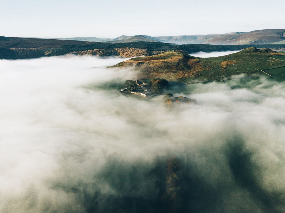 Обои для рабочего стола Густые облака укрыли небольшую ферму, фотограф Daniel Casson