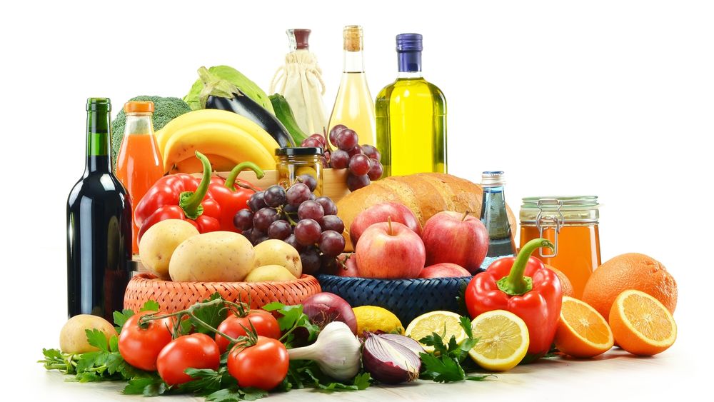 Обои для рабочего стола Фрукты, овощи, масло, сок и вино на белом фоне